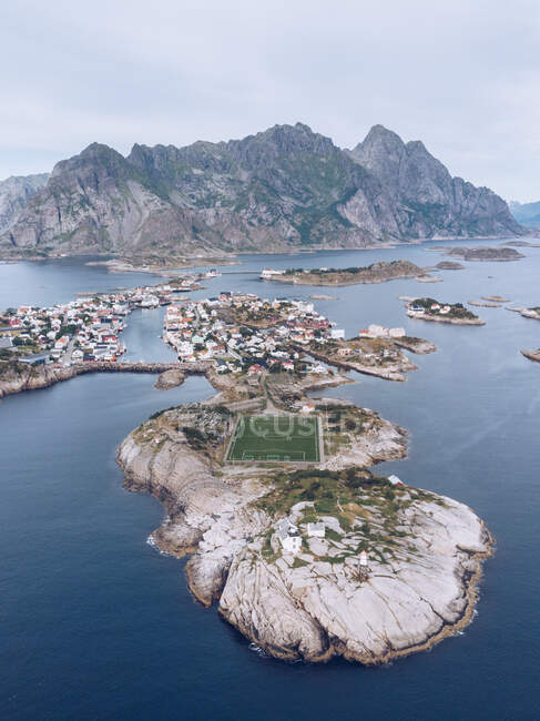 Лофотенские острова в голубом океане сверху — стоковое фото