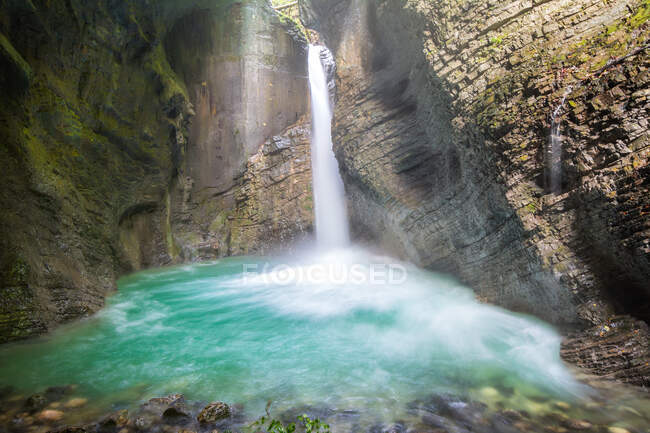 Schöner Wasserfall zwischen Bergen mit Fluss mit klarem azurblauem Wasser in Slowenien und Kroatien — Stockfoto