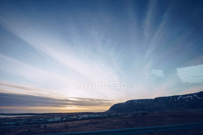 La morte atterra con la collina all'alba con meraviglioso cielo blu con nuvole in Islanda — Foto stock