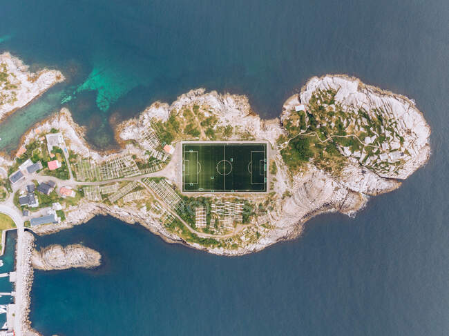 Футбольное поле сверху — стоковое фото