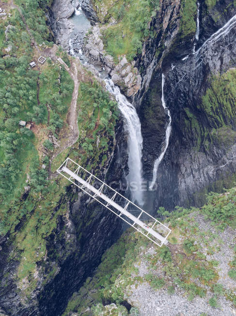Brücke über spektakuläre Schlucht und Wasserfall in der Natur — Stockfoto