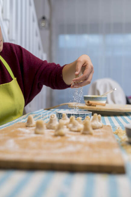 Travailler avec la pâte de la pâtisserie catalane traditionnelle — Photo de stock