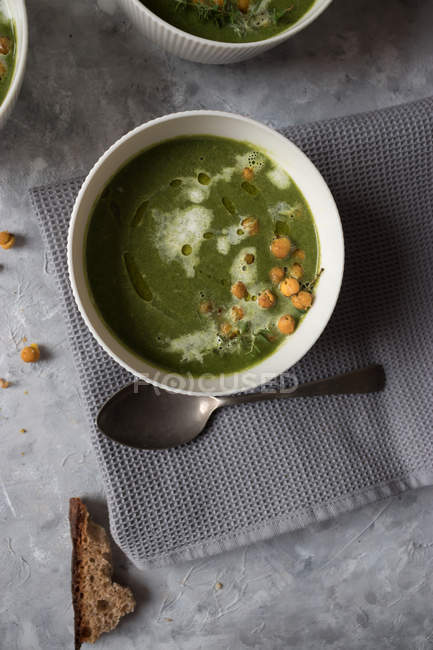 Ciotola con zuppa di spinaci, cavolo e crema di finocchio su superficie grigia — Foto stock