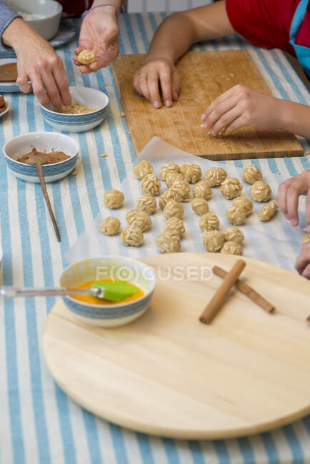 Lavorare sulla pasticceria tradizionale dipinta con uovo prima della cottura — Foto stock