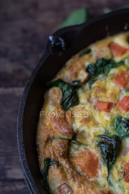 Plate and frying pan with frittata — Stock Photo