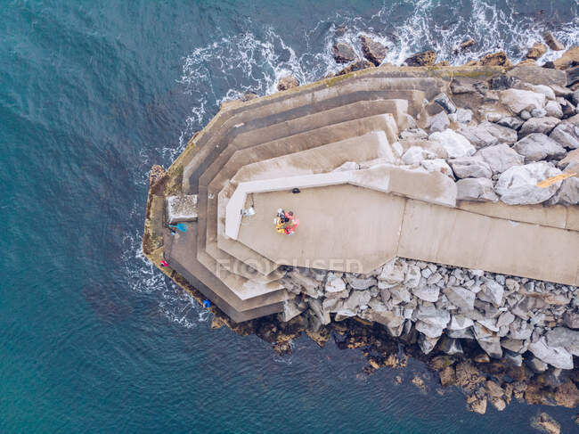 Les gens formant un cercle sur la falaise bâtiment — Photo de stock