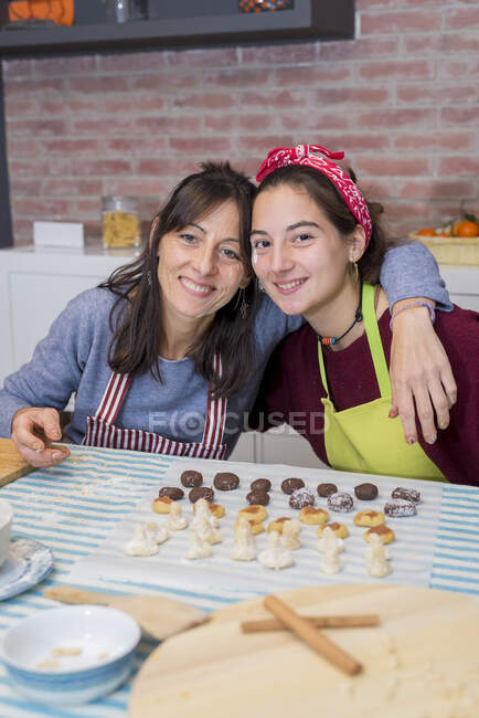 Madre e hija horneando una pastelería tradicional casera - foto de stock