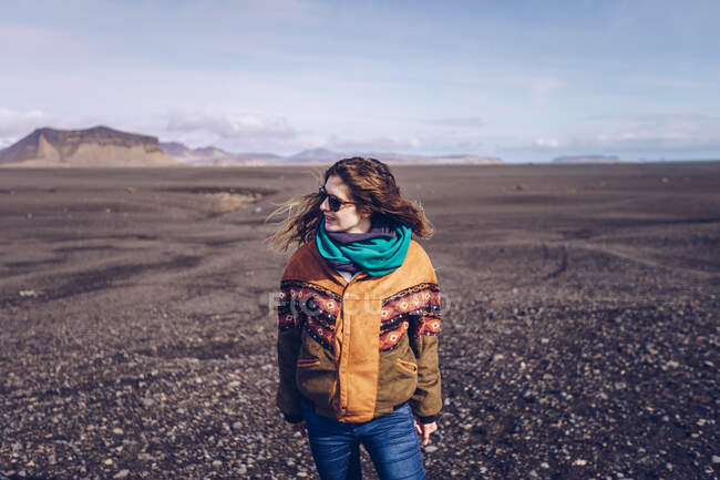 Humano sorridente com pé entre terrenos escuros na Islândia — Fotografia de Stock