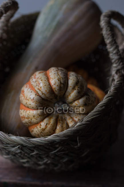 Рустикальний плетений кошик з осінніми гарбузами — стокове фото