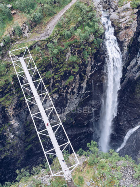 Ponte sobre ravina espetacular e cachoeira na natureza — Fotografia de Stock