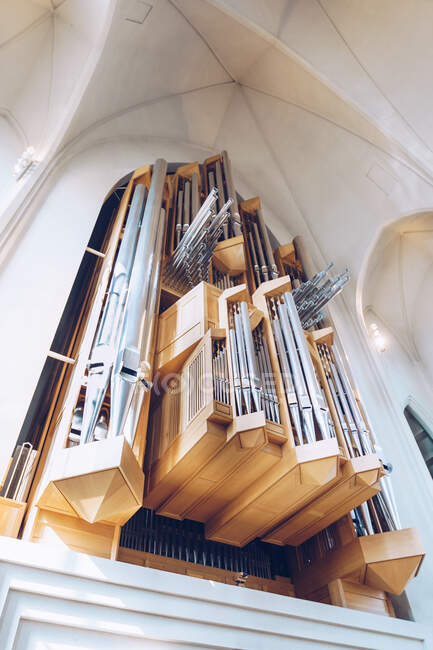 Desde abajo increíble enorme órgano metálico en la catedral de Islandia - foto de stock