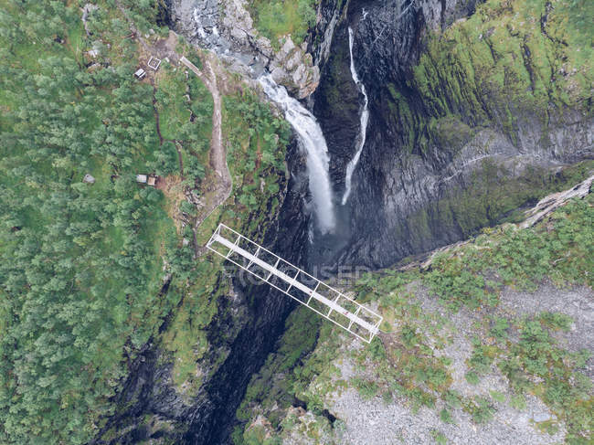 Pont sur ravin spectaculaire et cascade dans la nature — Photo de stock
