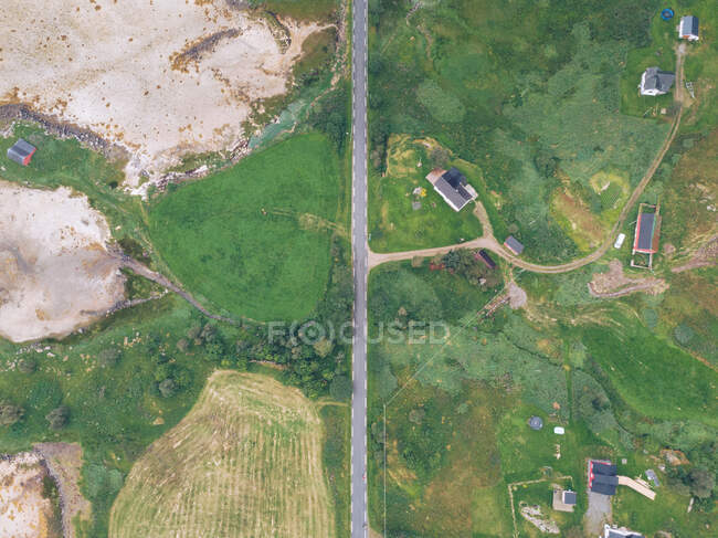 Vue par drone de terres verdoyantes avec chalets — Photo de stock