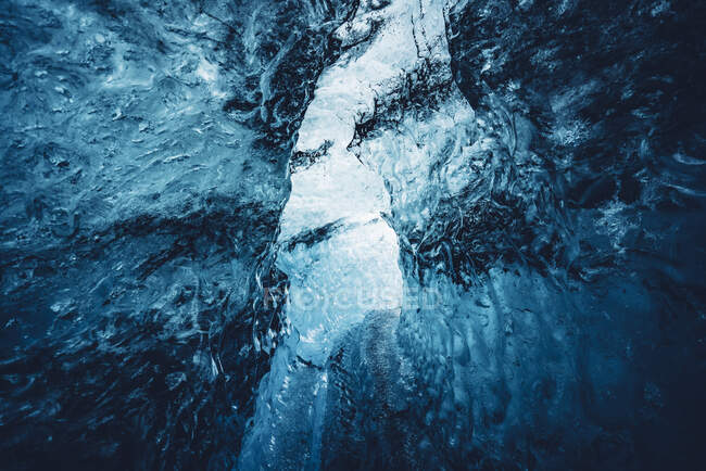 Красивий кришталево синій лід — стокове фото