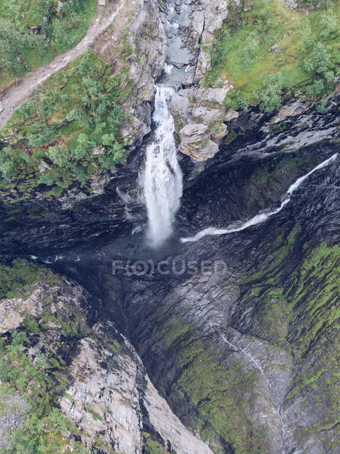 Вид с воздуха на впечатляющий ущелье и водопад в природе — стоковое фото