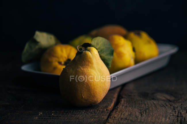 Frutto di mela cotogna su sfondo di legno scuro — Foto stock