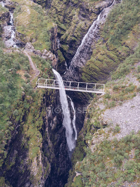 Ponte sobre ravina espetacular e cachoeira na natureza — Fotografia de Stock