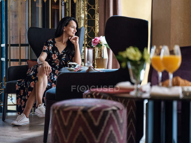 Mulher tomando café da manhã no quarto de luxo — Fotografia de Stock