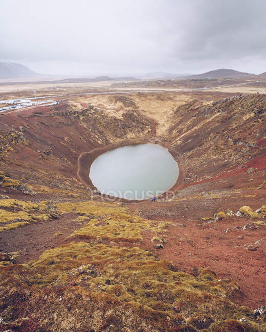 Dall'alto lago in cratere tra la morte terre marroni e colline con nuvole in Islanda — Foto stock