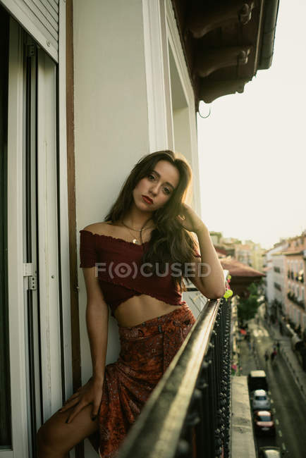 Retrato de sensual jovem morena posando na varanda — Fotografia de Stock