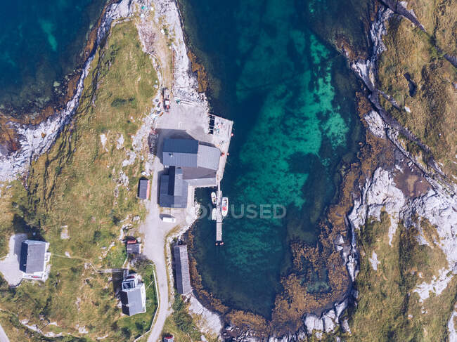 Drone vista della costa dell'isola di Lofoten con cottage e molo sull'acqua blu trasparente, Norvegia — Foto stock