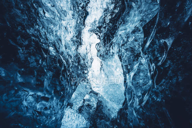 Pintoresco hermoso hielo cristalino dentro de la cueva de hielo con luz, Islandia - foto de stock