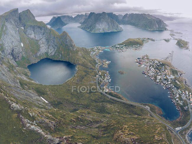 Вид с воздуха на прибрежный город — стоковое фото