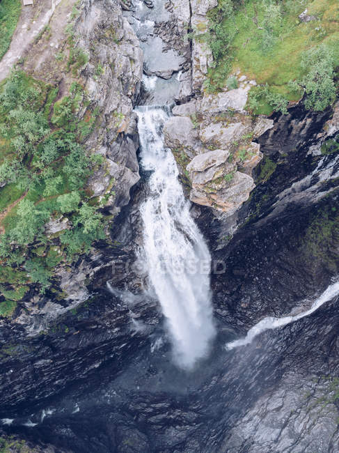 Vista aérea de ravina espetacular e cachoeira na natureza — Fotografia de Stock