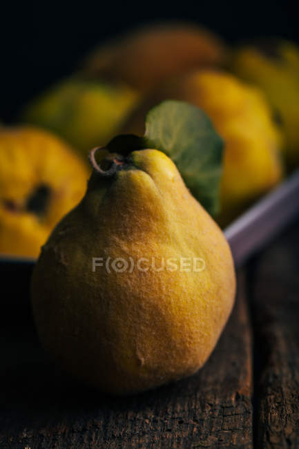 Primo piano di frutti di mela cotogna su sfondo di legno scuro — Foto stock