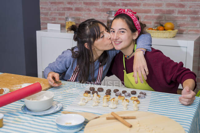 Madre e figlia cuocere una pasticceria tradizionale fatta in casa — Foto stock