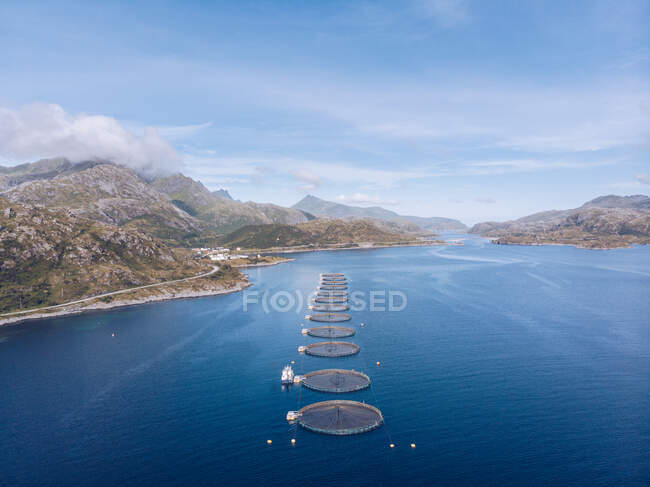 Рыбные фермы в голубой воде Лофотенских островов — стоковое фото