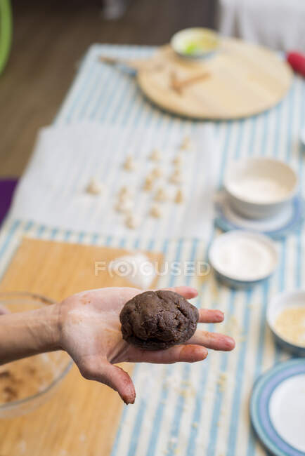 Trabajar en pastelería tradicional antes de hornear — Stock Photo