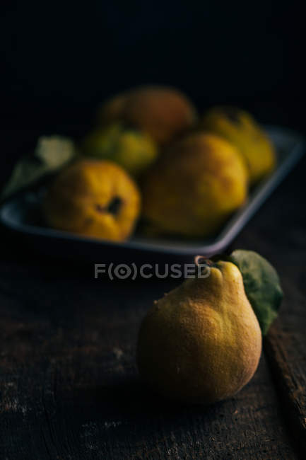 Fruta de marmelo no fundo de madeira escura — Fotografia de Stock