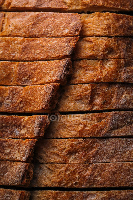 Gros plan de tranches maison pain rustique pain — Photo de stock