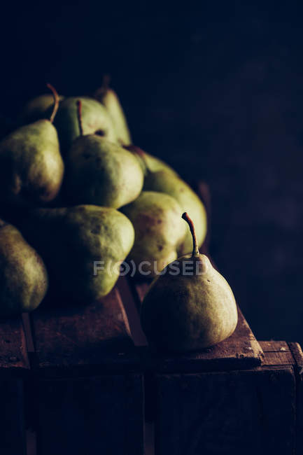 Соковиті і стиглі груші на темному дерев'яному фоні — стокове фото