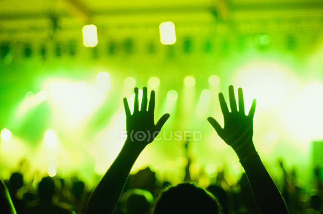 Personas irreconocibles en pista de baile iluminada - foto de stock