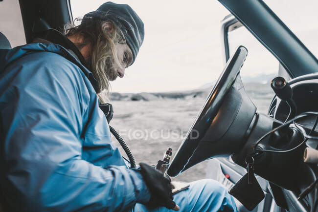 Uomo vichingo puro con la sua macchina mostro sul ghiacciaio Islanda. — Foto stock