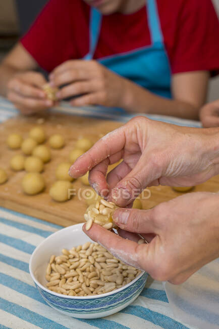 Mãos a trabalhar com massa e decoração de pastelaria — Fotografia de Stock