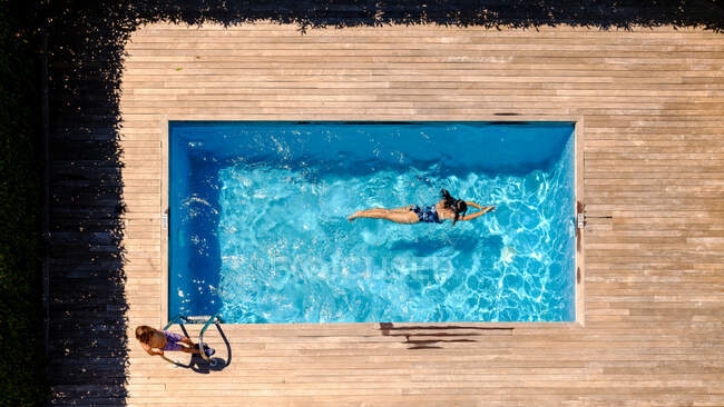 Anonymous woman swimming in pool — Foto stock