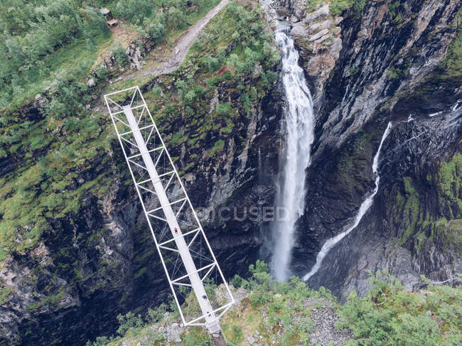 Ponte su spettacolare burrone e cascata nella natura — Foto stock