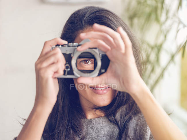 Жінка тримає камеру без лінзи. — стокове фото