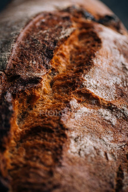 Крупный план домашнего рустикального хлебного хлеба — стоковое фото