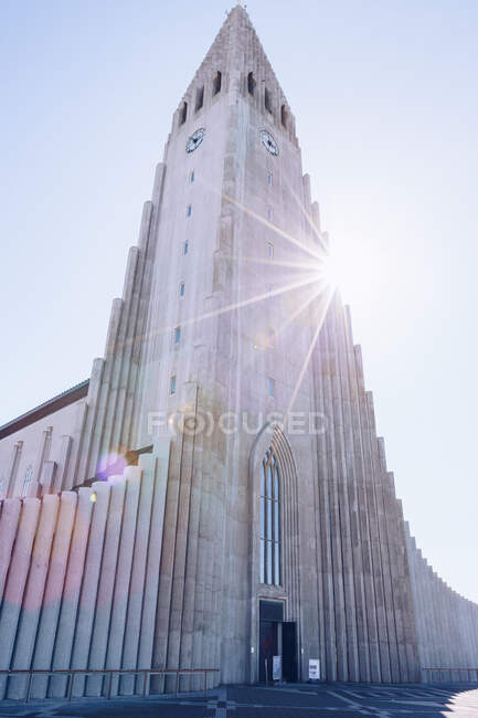 D'en bas vieille grande cathédrale merveilleuse dans la journée ensoleillée en Islande — Photo de stock