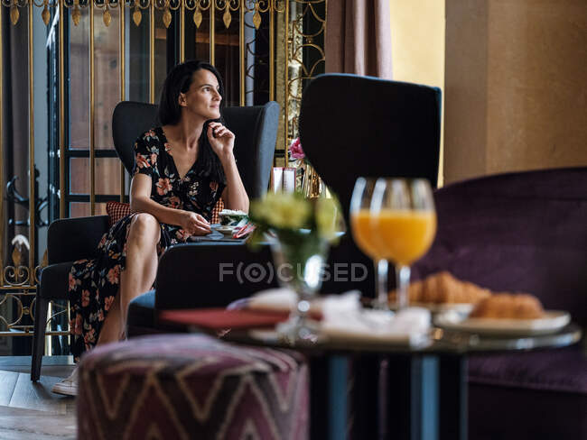 Жінка снідає у розкішному номері. — стокове фото