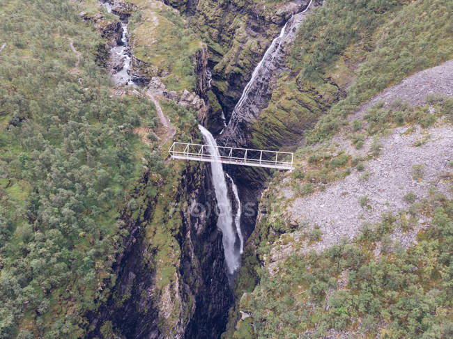 Puente sobre espectacular barranco y cascada en la naturaleza - foto de stock