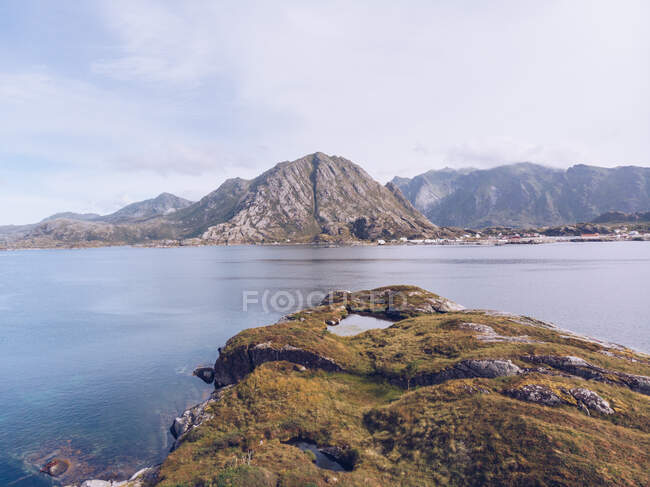 Зеленый берег скалистых островов — стоковое фото