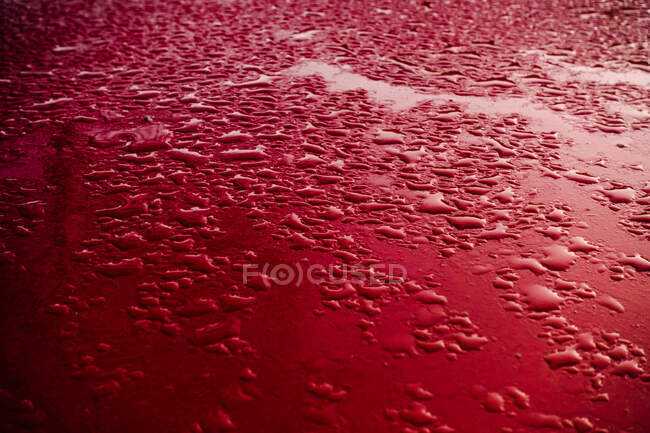 De cima closeup glóbulos de água na superfície limpa vinosa — Fotografia de Stock