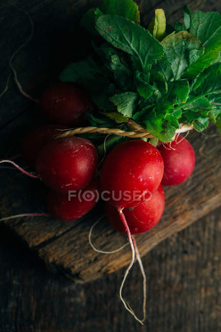Bouquet de radis frais sur fond en bois — Photo de stock