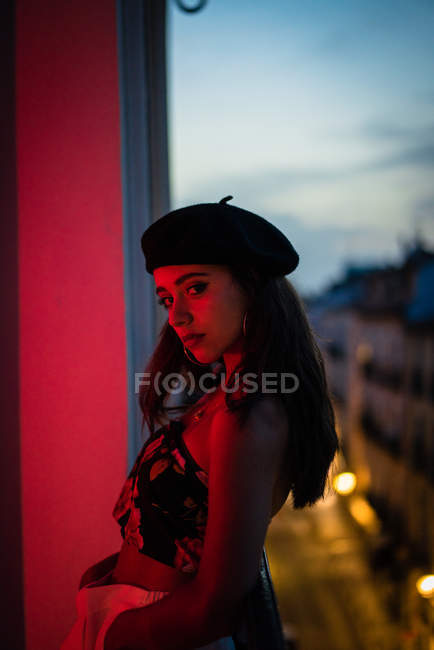 Portrait d'une belle femme brune passionnée regardant la caméra sur le balcon le soir — Photo de stock