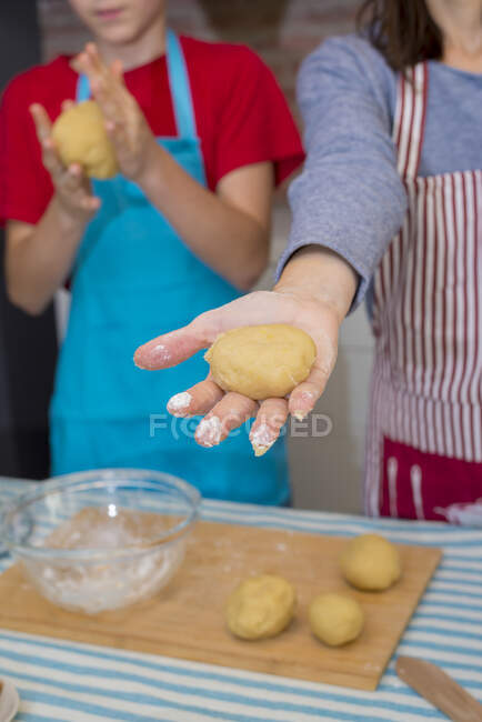 Trabalhando em pastelaria tradicional antes de assar — Fotografia de Stock